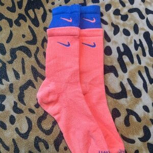 NIKE LAYERED-LOOK COLORBLOCKED CUSHIONED CREW SOCKS CORAL/BLUE